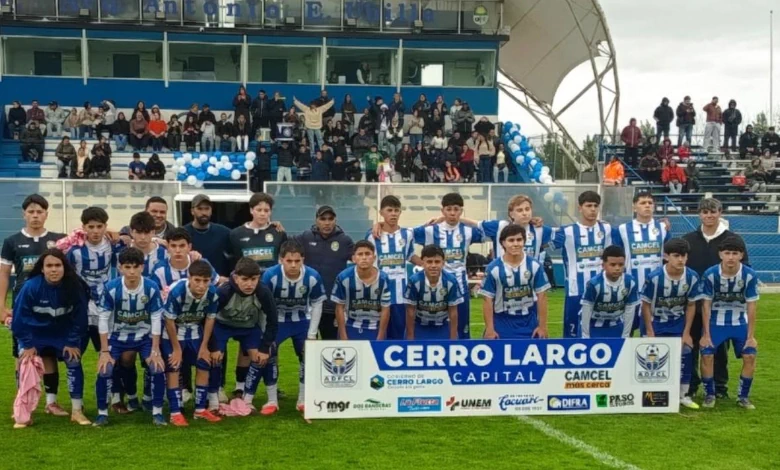 El plantel de la selección Sub 14 de Cerro Largo que comenzó con una victoria su serie ante Maldonado por la Copa OFI (Foto Nicolás Curbelo)