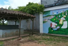 Dos imágenes muestran el proceso de creación del mural en el Parque Zorrilla y su resultado final, con las flores incorporadas por escolares en homenaje al barrio Cuchilla de las Flores.