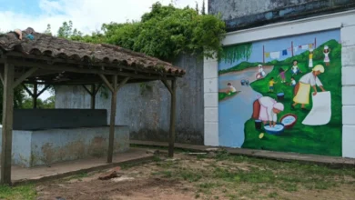 Dos imágenes muestran el proceso de creación del mural en el Parque Zorrilla y su resultado final, con las flores incorporadas por escolares en homenaje al barrio Cuchilla de las Flores.