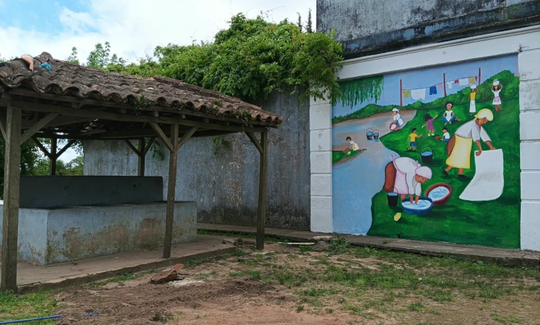 Dos imágenes muestran el proceso de creación del mural en el Parque Zorrilla y su resultado final, con las flores incorporadas por escolares en homenaje al barrio Cuchilla de las Flores.
