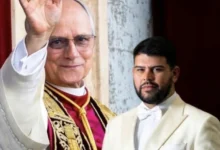 El tenor melense Diego Coronel se prepara para interpretar Salve Regina ante el papa León XIV durante la vigilia en el Estadio Centenario.