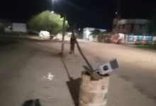 Funcionarios municipales realizaron trabajos de bacheo en horario nocturno en Aceguá, tras una jornada que se extendió más allá del horario habitual.