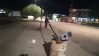 Funcionarios municipales realizaron trabajos de bacheo en horario nocturno en Aceguá, tras una jornada que se extendió más allá del horario habitual.