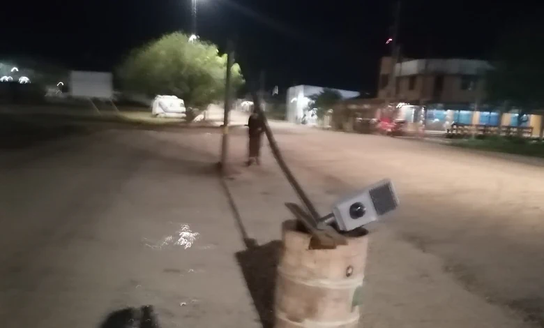 Funcionarios municipales realizaron trabajos de bacheo en horario nocturno en Aceguá, tras una jornada que se extendió más allá del horario habitual.