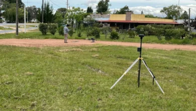 Técnicos del MTOP realizan mediciones con drones en Lago Merín para determinar los niveles del terreno y avanzar en la planificación de obras de drenaje pluvial.