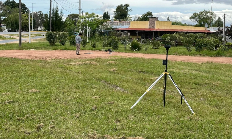 Técnicos del MTOP realizan mediciones con drones en Lago Merín para determinar los niveles del terreno y avanzar en la planificación de obras de drenaje pluvial.
