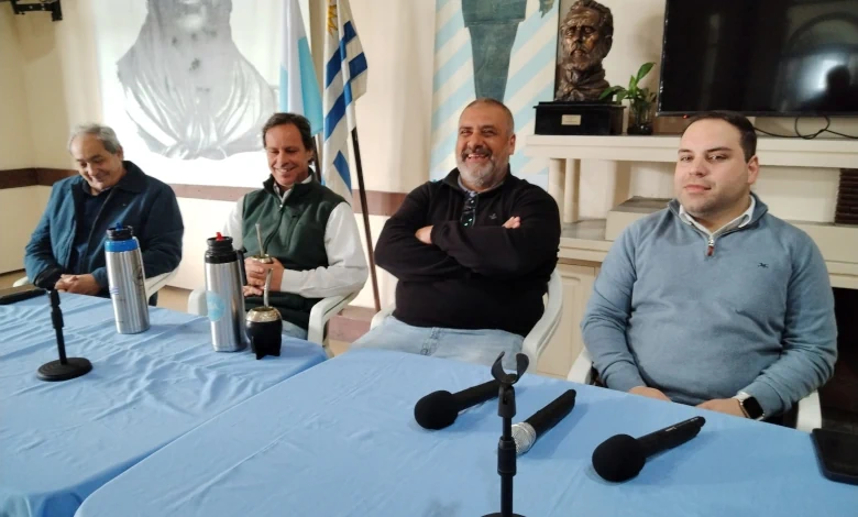 Maximiliano Abraham anunció la decisión de la bancada nacionalista junto al presidente de la Junta Departamental, Alejandro López, y al titular de la Comisión de Hacienda, Álvaro Segredo.