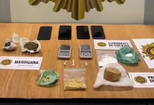 Parte de las sustancias, dinero, balanzas y municiones incautadas durante el procedimiento. (Foto: Jefatura de Cerro Largo)