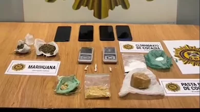 Parte de las sustancias, dinero, balanzas y municiones incautadas durante el procedimiento. (Foto: Jefatura de Cerro Largo)