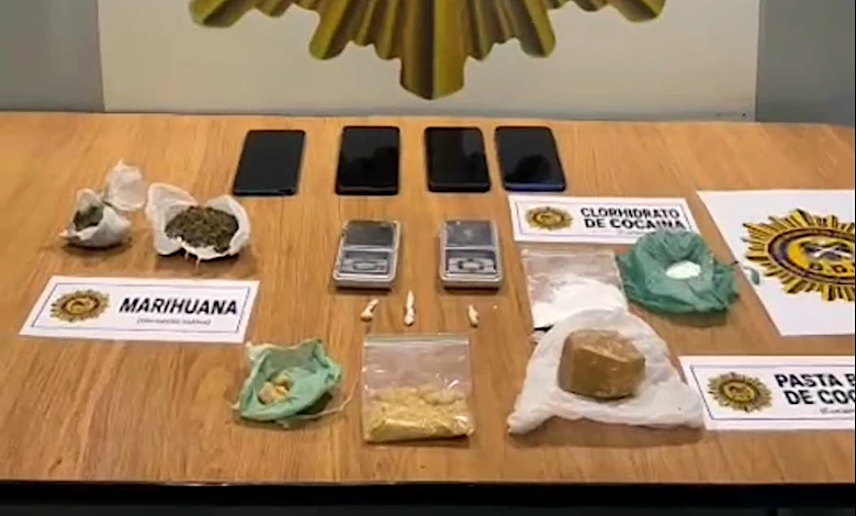 Parte de las sustancias, dinero, balanzas y municiones incautadas durante el procedimiento. (Foto: Jefatura de Cerro Largo)