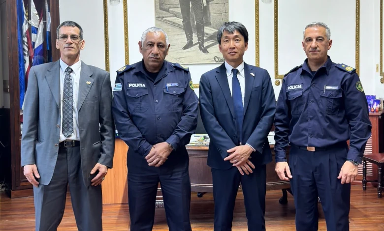 El diplomático japonés HATA Tomoya fue recibido por las autoridades de la Jefatura de Policía de Cerro Largo.