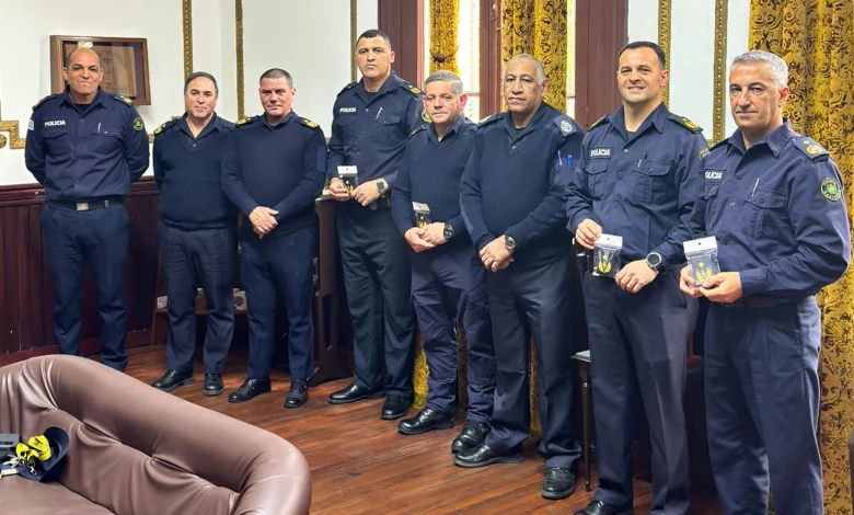 Los comisarios mayores Henry González, Víctor Sosa, Humberto Larrosa y José Videla fueron reconocidos tras sus recientes ascensos. (Foto Jefatura de Policía de Cerro Largo)