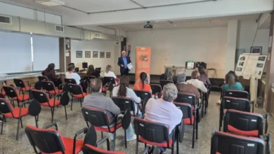 El BPS comenzó en Melo la distribución gratuita del Collar de Girasoles, destinado a promover la comprensión de las discapacidades no visibles. (Foto: BPS)