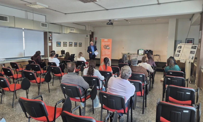 El BPS comenzó en Melo la distribución gratuita del Collar de Girasoles, destinado a promover la comprensión de las discapacidades no visibles. (Foto: BPS)