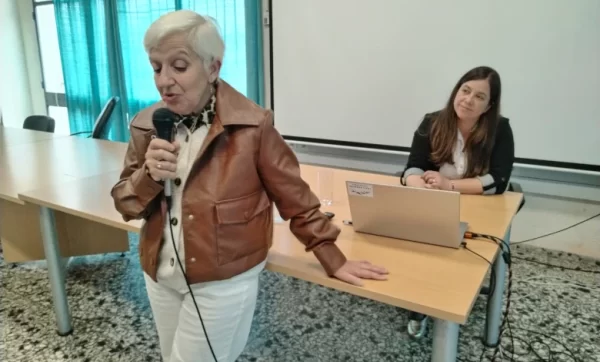 Selva Tabeira compartió en CUCEL su experiencia en proyectos de rehabilitación psicosocial que articulan trabajo cooperativo, vivienda e inclusión comunitaria (Foto: obra realizada por usuarios del Taller Sala 12)