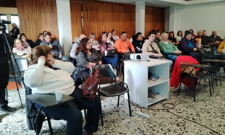 Selva Tabeira compartió en CUCEL su experiencia en proyectos de rehabilitación psicosocial que articulan trabajo cooperativo, vivienda e inclusión comunitaria (Foto: obra realizada por usuarios del Taller Sala 12)