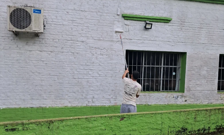 El Programa Accesos realiza tareas de apoyo y mejoras en instituciones educativas y de salud de Cerro Largo. (Foto: intervención en escuela de Tres Boliches).