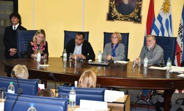 Representantes de organizaciones de personas mayores participaron de la jornada “Edil por un día” en la Junta Departamental de Cerro Largo, con la presencia del intendente Christian Morel.