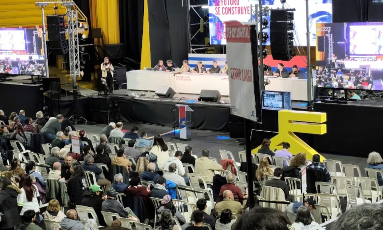 Fernando Pereira continuará al frente del Frente Amplio tras ser reelecto por unanimidad en el Congreso.