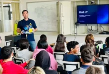 El piloto de rally Federico Ensslin compartió sus conocimientos sobre seguridad vial y superación personal con estudiantes del Liceo N.º 4 de Melo.