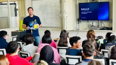 El piloto de rally Federico Ensslin compartió sus conocimientos sobre seguridad vial y superación personal con estudiantes del Liceo N.º 4 de Melo.