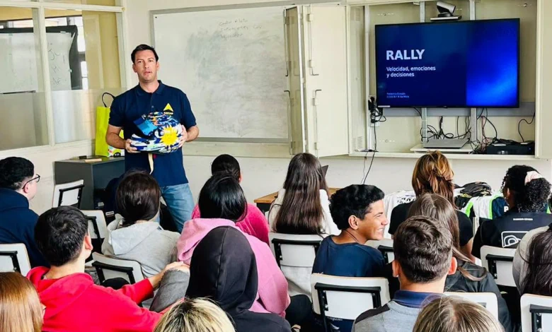 El piloto de rally Federico Ensslin compartió sus conocimientos sobre seguridad vial y superación personal con estudiantes del Liceo N.º 4 de Melo.