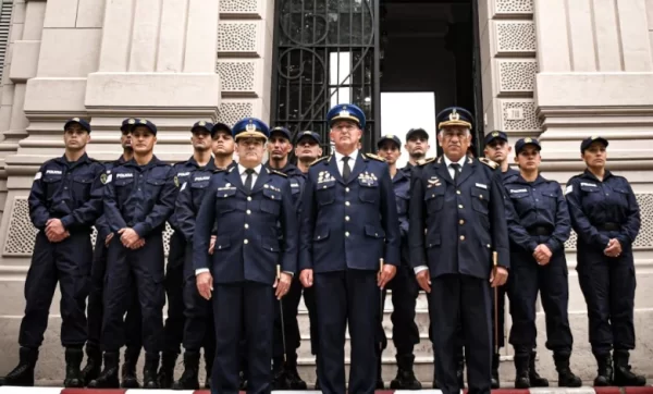 La promoción Huella de 1971 está integrada por 14 nuevos agentes de la Policía Nacional. (Fotos Jefatura de Policía de Cerro Largo)