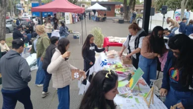 Estudiantes y docentes de distintos liceos de Cerro Largo compartieron sus proyectos y actividades en Plaza Independencia de Melo.
