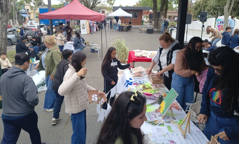 Estudiantes y docentes de distintos liceos de Cerro Largo compartieron sus proyectos y actividades en Plaza Independencia de Melo.