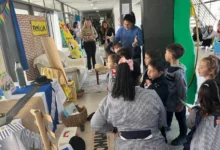 Ximena Abreu y Nataly Motta, estudiantes de cuarto año de Maestro en Primera Infancia, participaron en la organización de la Muestra Sociocultural del Instituto de Formación Docente.