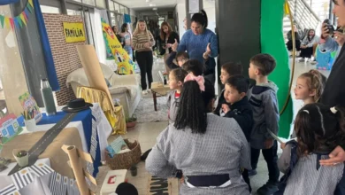 Ximena Abreu y Nataly Motta, estudiantes de cuarto año de Maestro en Primera Infancia, participaron en la organización de la Muestra Sociocultural del Instituto de Formación Docente.