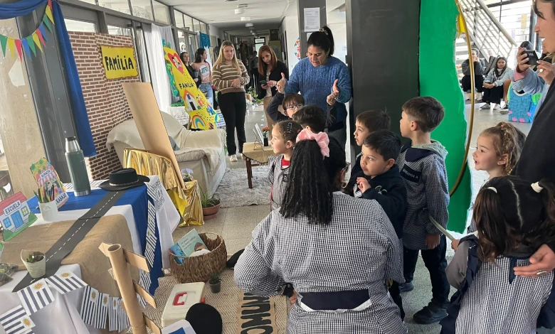 Ximena Abreu y Nataly Motta, estudiantes de cuarto año de Maestro en Primera Infancia, participaron en la organización de la Muestra Sociocultural del Instituto de Formación Docente.
