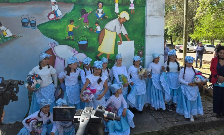 El mural habilitado en las Piletas, sobre el arroyo Conventos, recuerda la historia de las lavanderas y su aporte a la vida de la comunidad.