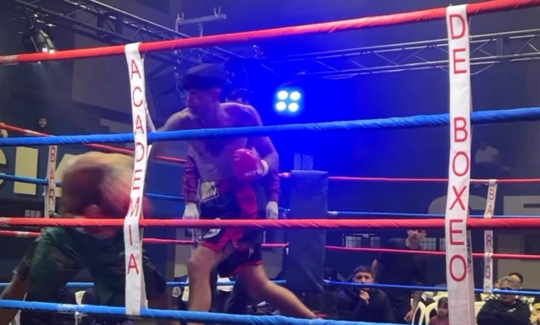 Píriz, representante de la Academia de Boxeo de Barrio Soñora, celebra su triunfo por nocaut en Melo (Foto Academia Barrio Sóñora)