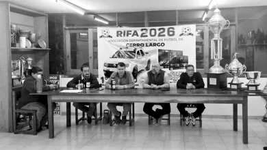 Integrantes del cuerpo de neutrales de la Asociación Departamental de Fútbol junto a Ricardo Morales, representante del Colegio de Árbitros.