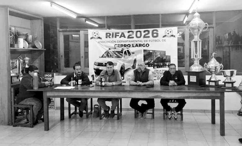 Integrantes del cuerpo de neutrales de la Asociación Departamental de Fútbol junto a Ricardo Morales, representante del Colegio de Árbitros.