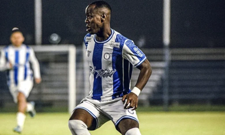 Andrés Córdoba celebra el gol agónico que le permitió a Cerro Largo sumar un punto ante Cerro (Foto CLFC)