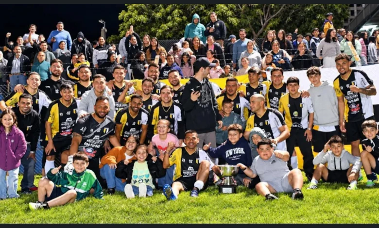 Melo Wanderers celebró el título del Apertura tras empatar ante Artigas. (Foto: RcFotos.uy)